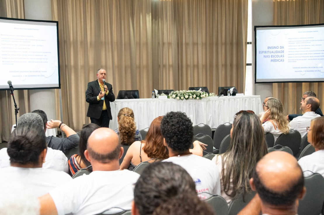 Paulo Fontão em palestra no Fórum sobre Espiritualidade em Saúde. Crédito: Banco de Imagem 